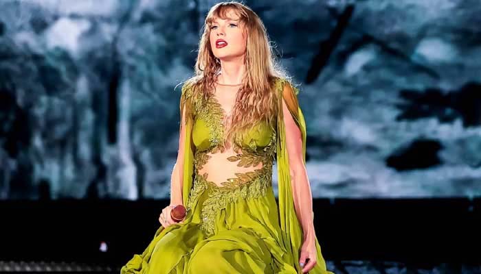 Taylor Swift Updates on Instagram: Taylor Swift throwing a water bottle to  a fan in the crowd who needed it because of the heat. #RioTSTheErasTour  #TSTheErasTour