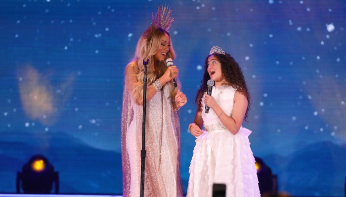 Mariah Carey sings with daughter Monroe at Los Angeles concert