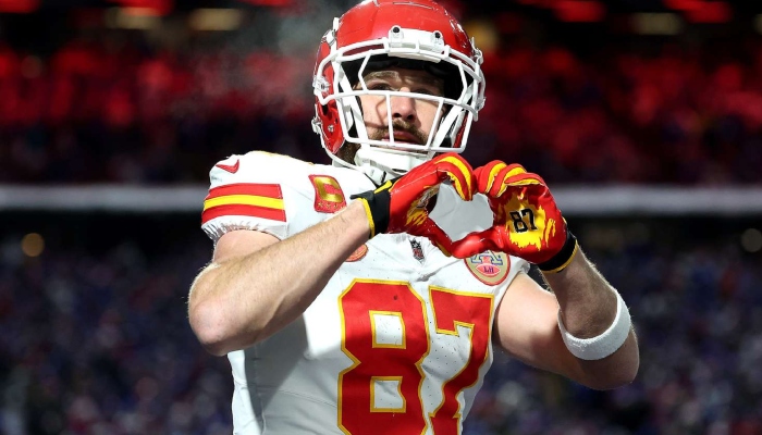 Travis Kelce imitates Taylor Swift heart hands gesture after scoring ...