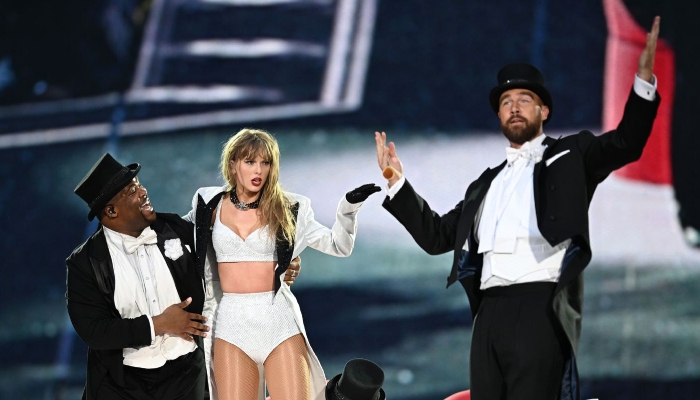 Travis Kelce reveals his one rule while carrying Taylor Swift onstage